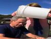 George W. Bush cumple el reto del cubo de agua helada y reta a Bill Clinton