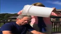 George W. Bush cumple el reto del cubo de agua helada y reta a Bill Clinton