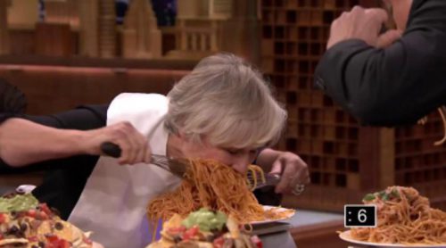 Glenn Close saca los colores a Jimmy Fallon en un espectacular concurso de comer