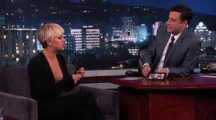 Kaley Cuoco en el programa de Jimmy Kimmel hablando de sus fotos desnuda