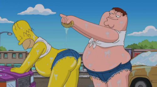Peter Griffin y Homer Simpson, sexys y sudorosos lavando un coche juntos