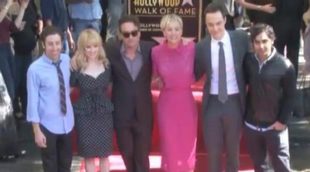 Kaley Cuoco se emociona al descubrir su estrella en el Paseo de la Fama junto a sus compañeros de 'The Big Bang Theory'