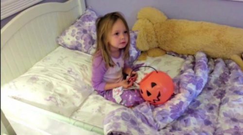Padres les dicen a sus hijos que se han comido todos sus caramelos de Halloween