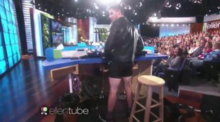 Nick Jonas quedándose en calzoncillos en el programa de Ellen Degeneres