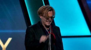 Johnny Depp, borracho presentando un premio en los Hollywood Film Awards