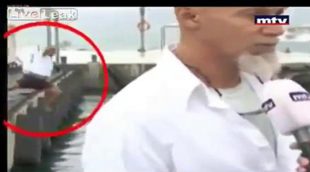 Un hombre se cae al agua en medio de un directo en un informativo