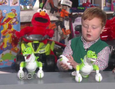 Dos niños trastean con los juguetes de las Navidades 2014 en Ellen