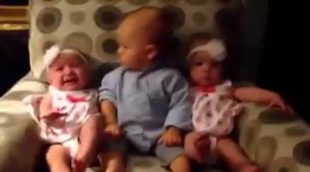 Así reacciona un bebé cuando ve a dos gemelas