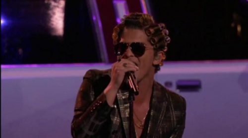 Bruno Mars actúa en la final de 'The Voice' con rulos en la cabeza