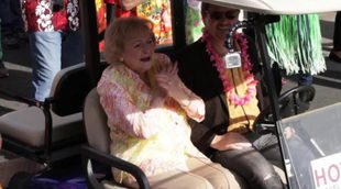 El equipo de 'Hot in Cleveland' sorprende a Betty White con un flash mob por su cumpleaños