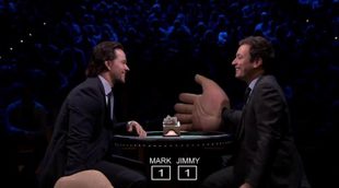 Jimmy Fallon y Mark Wahlberg se pegan con manos gigantes mientras juegan al blackjack