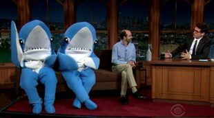 Tras su actuación en la Super Bowl 2015, John Mayer entrevista a los tiburones de Katy Perry en 'The Late Late Show'