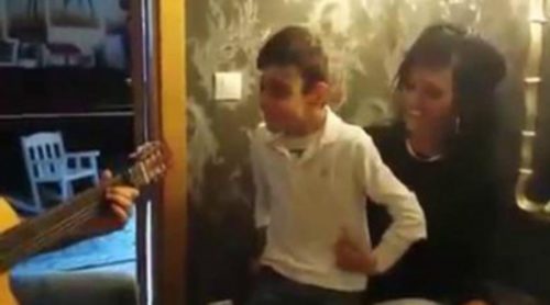 Adrián Martín, que participará en el estreno de 'Levántate', arrasa en Internet cantando con su hermana