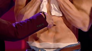 Jamie Dornan se come sus propios abdominales en el 'Show de Graham Norton'