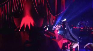Madonna se cae del escenario durante su actuación en los 'BRIT Awards 2015'