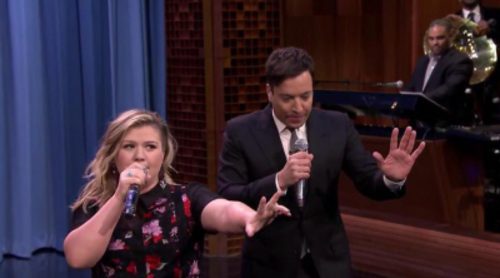 Kelly Clarkson y Jimmy Fallon interpretan grandes duetos de la historia en 'The Tonight Show'