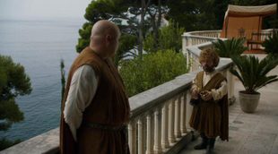 Tyrion y Varys hablan en una escena de la temporada 5 de 'Juego de Tronos'