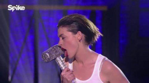 Anne Hathaway imita a Miley Cyrus y su "Wrecking Ball"