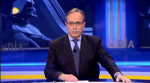 Alfredo Urdaci se transforma en Darth Vader para informar del Día Mundial de "Star Wars"