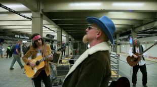 U2 canta de incógnito en el metro de Nueva York... y casi no se para nadie