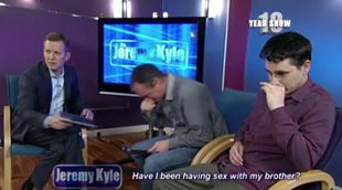 Una pareja homosexual descubre en un programa de televisión que son hermanos