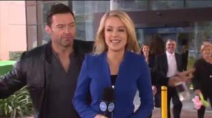 Hugh Jackman se cuela en un directo de la televisión australiana y desconcentra a la periodista