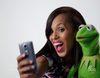 Kerry Washington se hace un selfie con Gustavo para la promo de 'The Muppets'