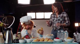 Patricia Heaton intenta hablar con el Chef en la nueva promo de 'The Muppets'