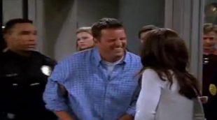 La escena eliminada de 'Friends' tras el 11S: Chandler bromea en el aeropuerto sobre bombas