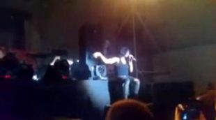 Mario Vaquerizo sufre una estrepitosa caída en un escenario