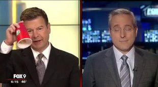 Un presentador se derrama accidentalmente el café encima pensando que el vaso se encontraba vacío