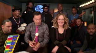 Adele versiona "Hello" con instrumentos de colegio junto a Jimmy Fallon